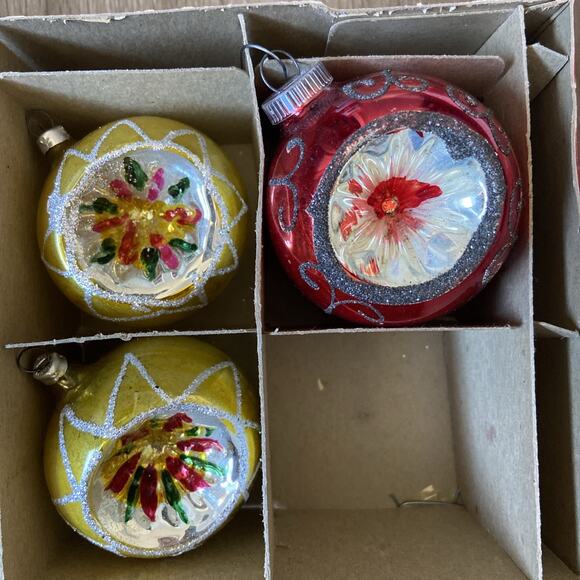 Glass Christmas Ornaments Lot 7 | Box + 6 Yellow & 1 Red Vintage - Picture 4 of 15